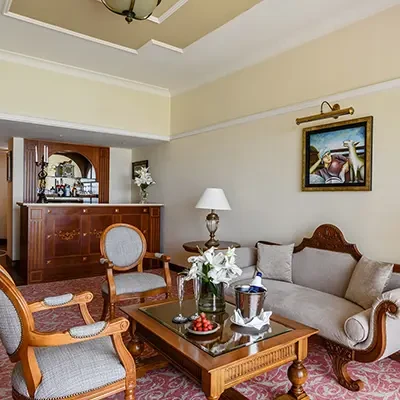 Queen Verenikis Suite